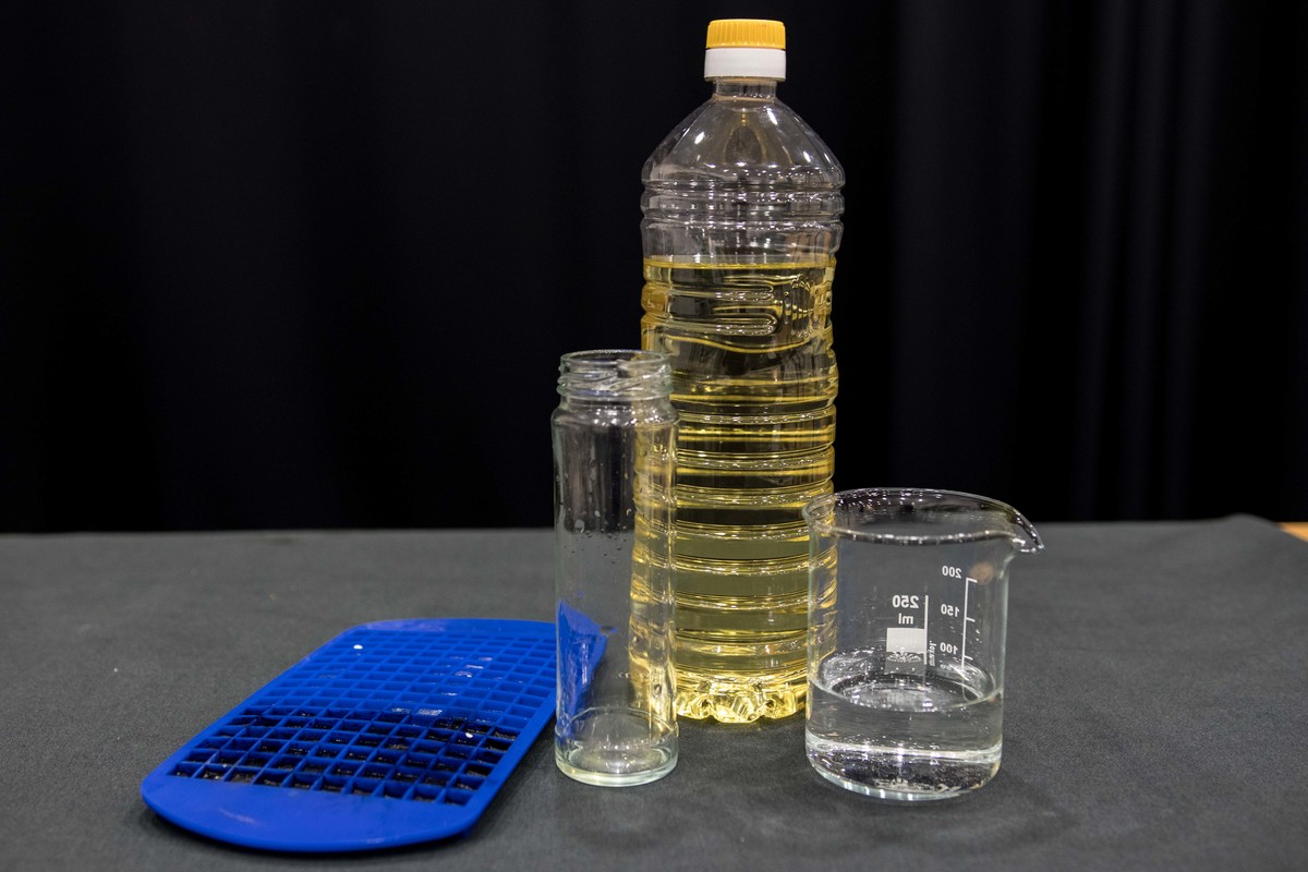 Pokus s olejem, vodou a kostkou ledu