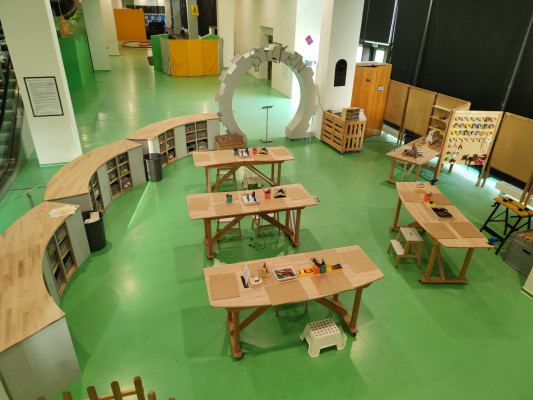 Pro kutily a kutilky čekají stoly se spoustou materiálů