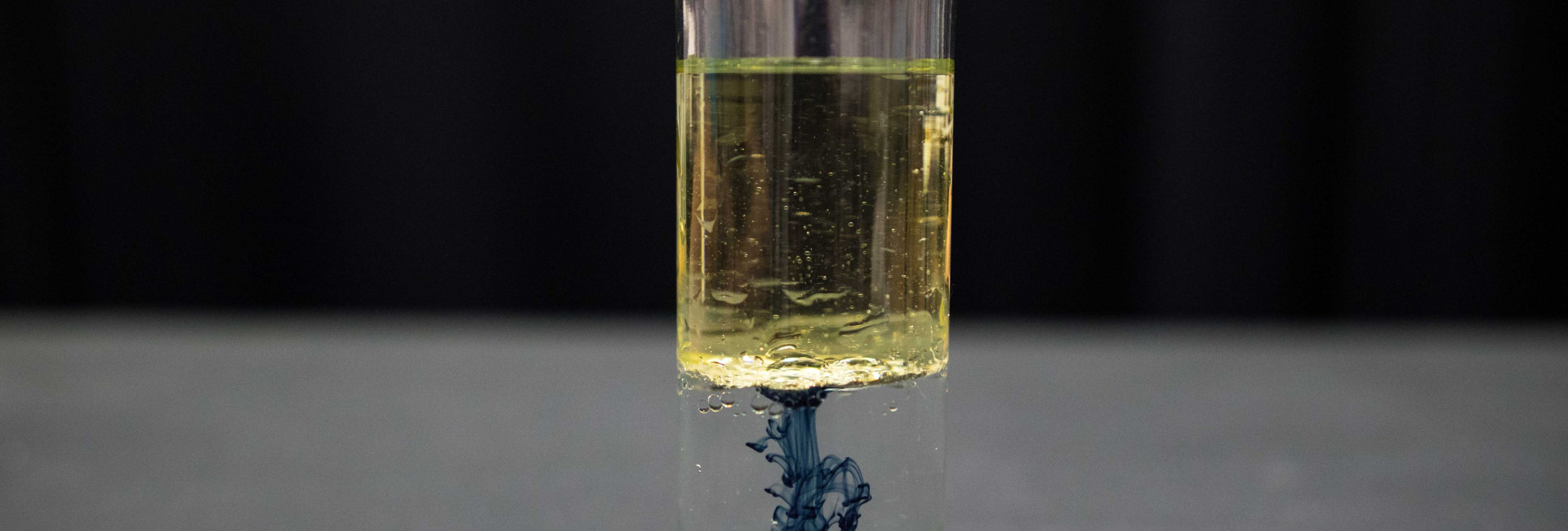 Barevná kostka v oleji